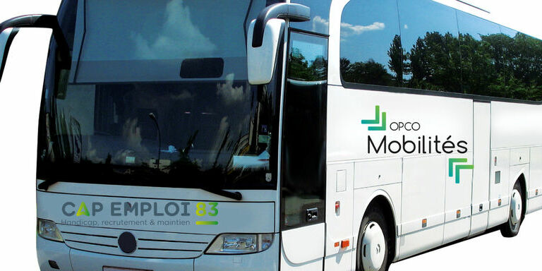 image d'un car de tourisme